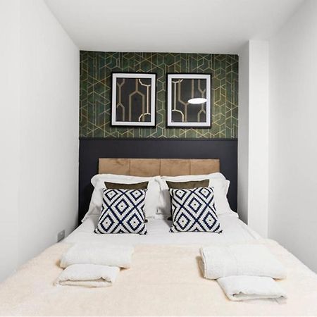 Modern Spacious Three Bedrooms With Private Garden Cardiff Bagian luar foto