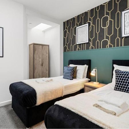 Modern Spacious Three Bedrooms With Private Garden Cardiff Bagian luar foto