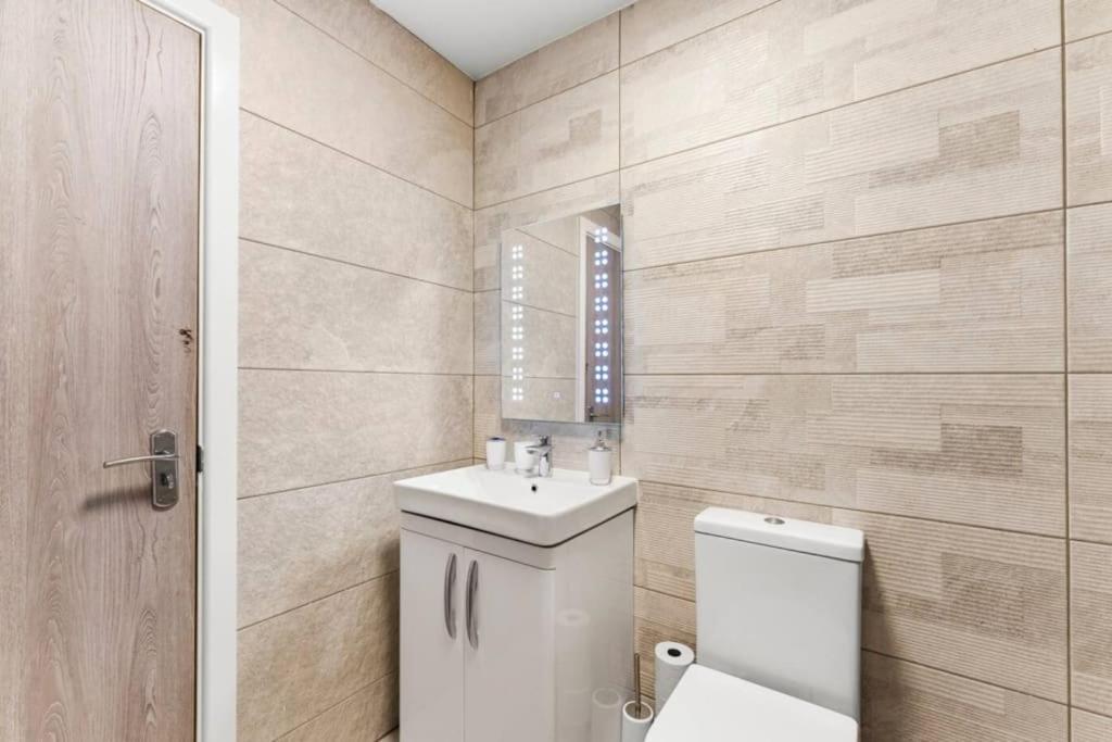 Modern Spacious Three Bedrooms With Private Garden Cardiff Bagian luar foto