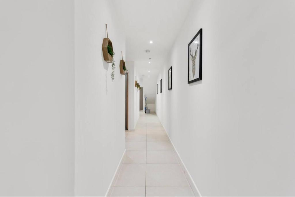 Modern Spacious Three Bedrooms With Private Garden Cardiff Bagian luar foto