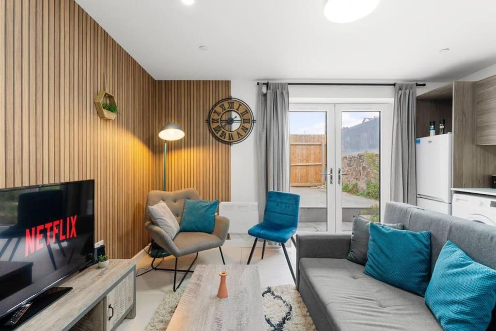 Modern Spacious Three Bedrooms With Private Garden Cardiff Bagian luar foto