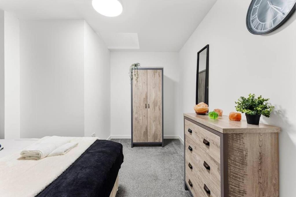 Modern Spacious Three Bedrooms With Private Garden Cardiff Bagian luar foto