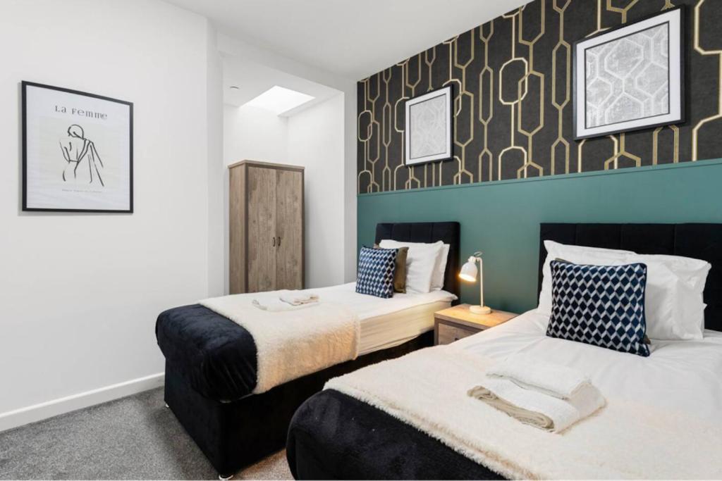 Modern Spacious Three Bedrooms With Private Garden Cardiff Bagian luar foto