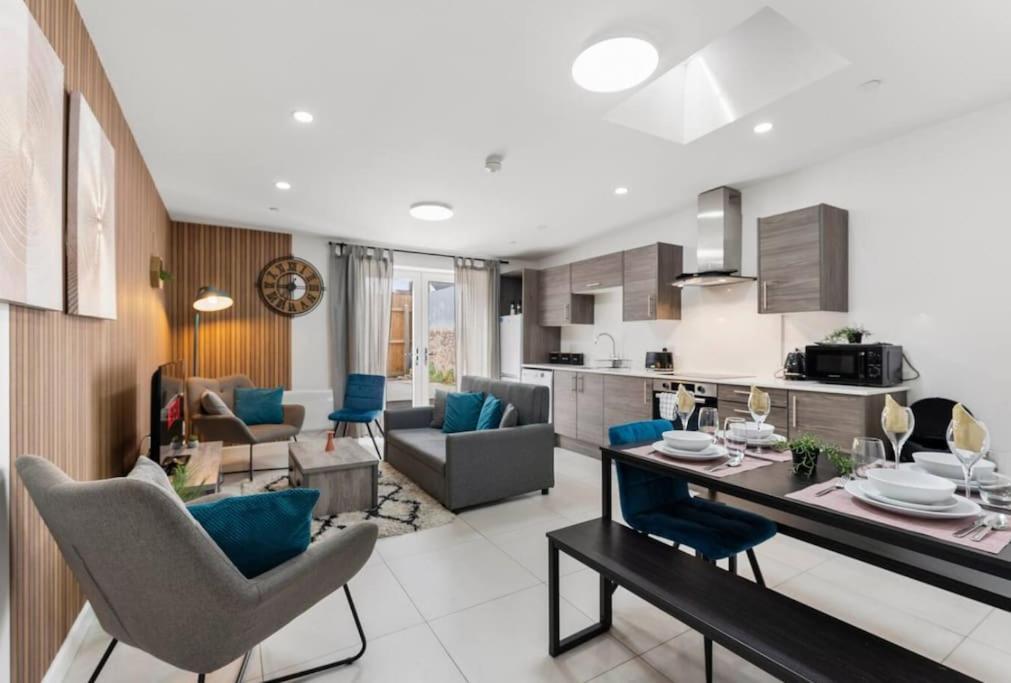 Modern Spacious Three Bedrooms With Private Garden Cardiff Bagian luar foto