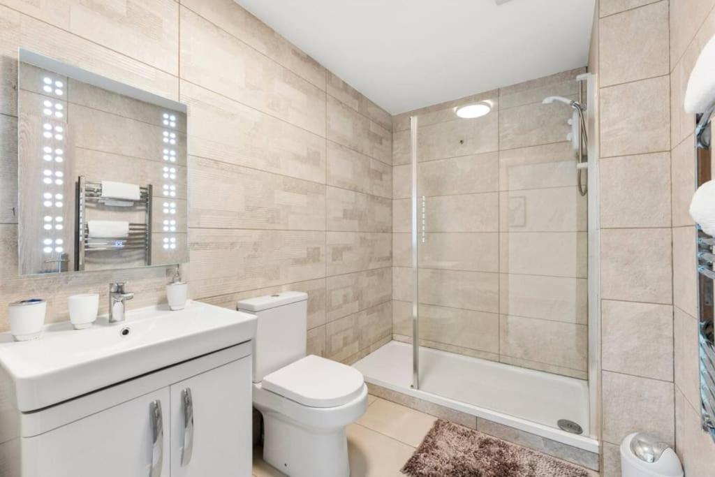 Modern Spacious Three Bedrooms With Private Garden Cardiff Bagian luar foto